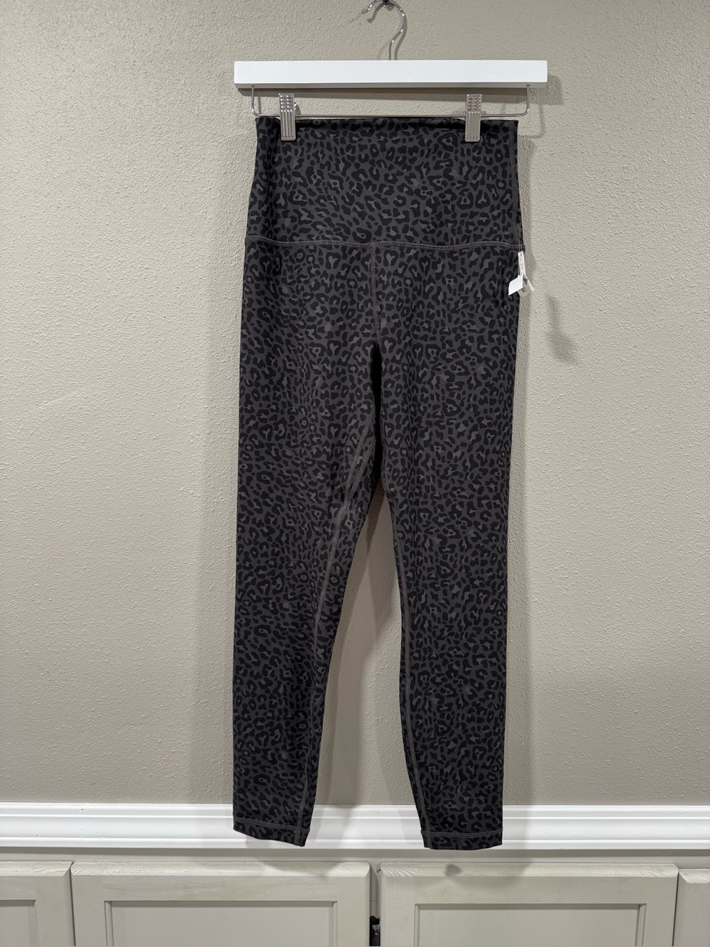 NWT $88 Retail Yogalious Leopard Black 2 Piece Set - Picture 7 of 8